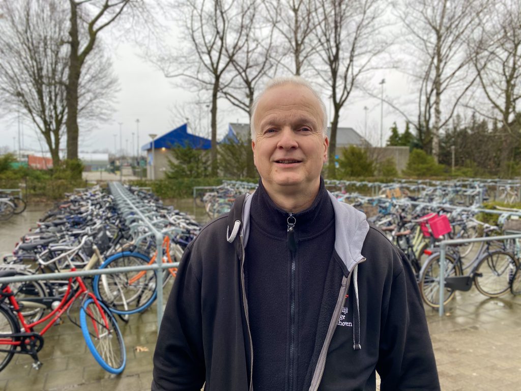 Uitzendkracht Marc op schoolplein na Alles-in-1 Traject van DOORZAAM